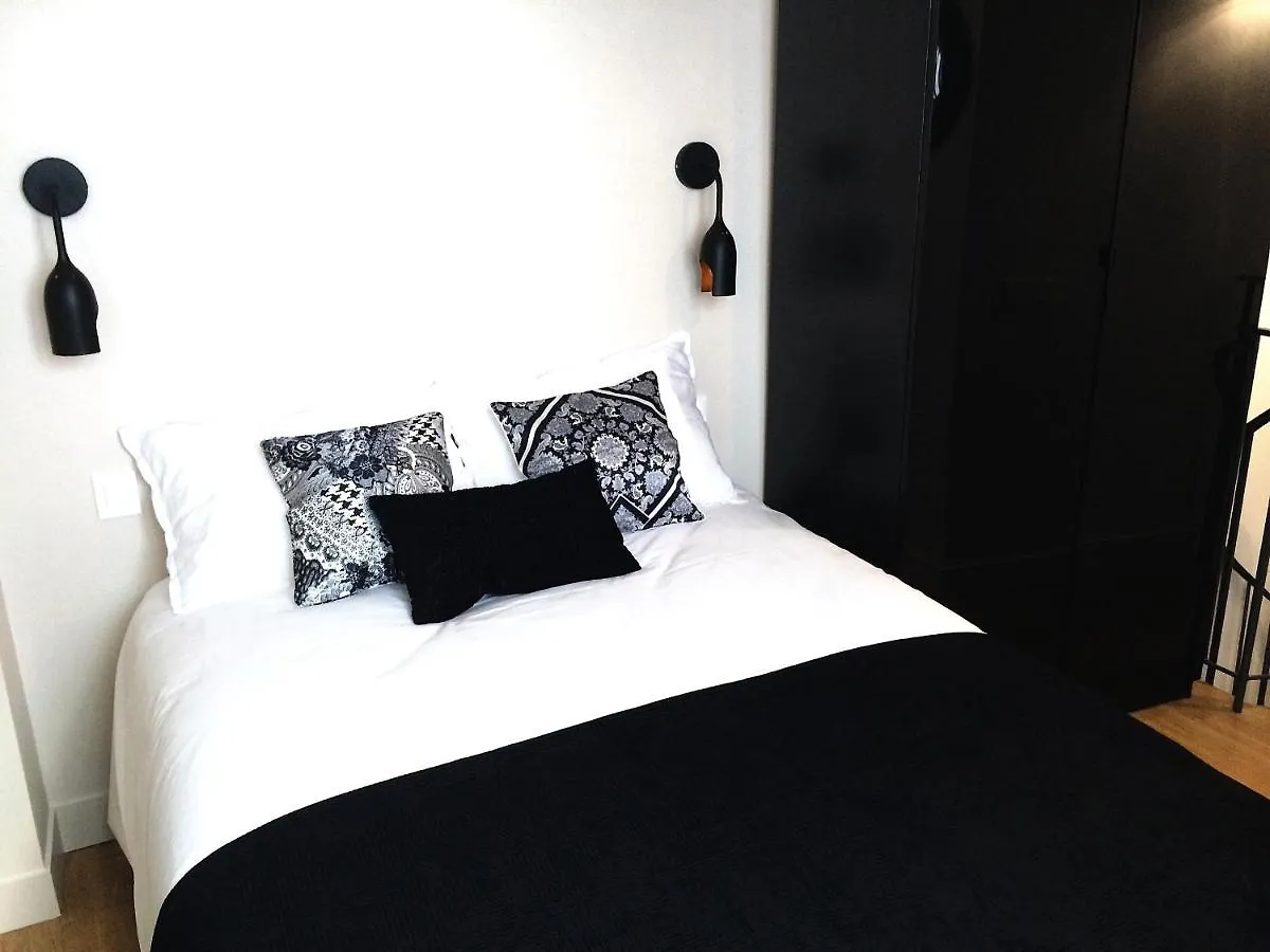 Charming Duplex In Montmartre location